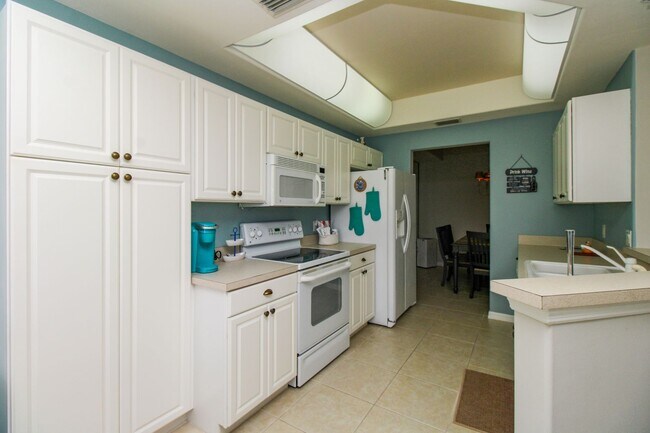 Building Photo - ** SPACIOUS 3 BED/2 BATH COACH HOME WITH T...