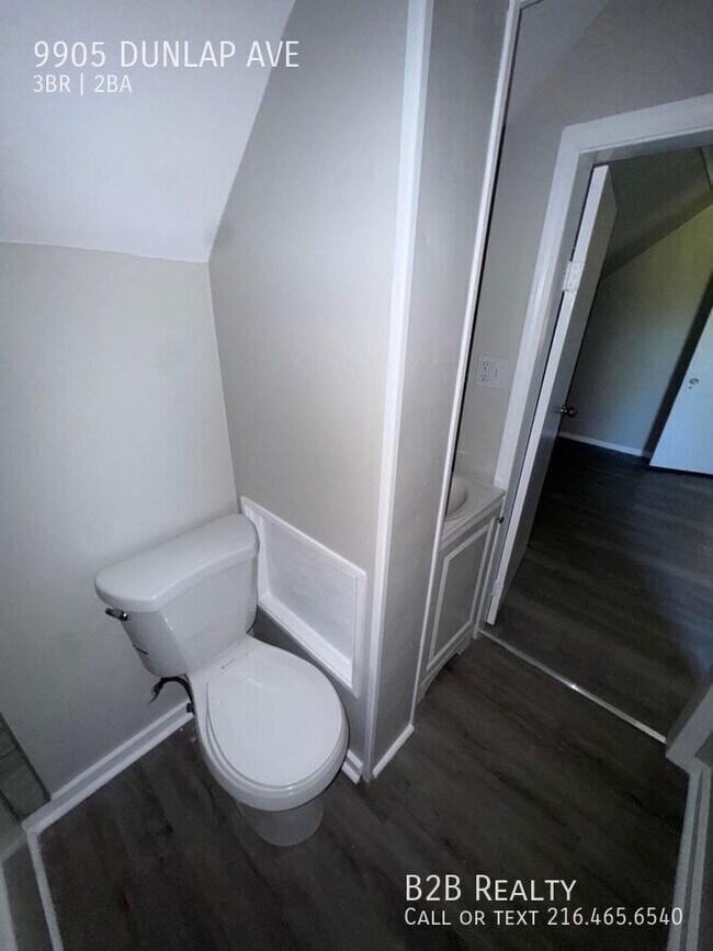 Building Photo - 9905 Dunlap Ave