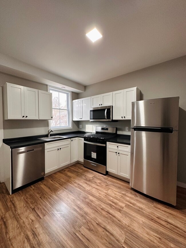 Building Photo - 19 Thompson St