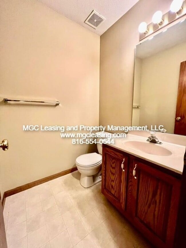 Building Photo - Convenient Raymore Living Near I-49, Shopping & Parks