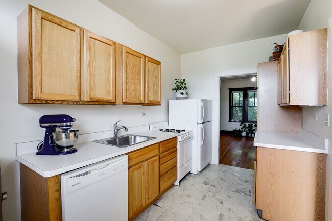 Building Photo - Sun-drenched Roscoe Village