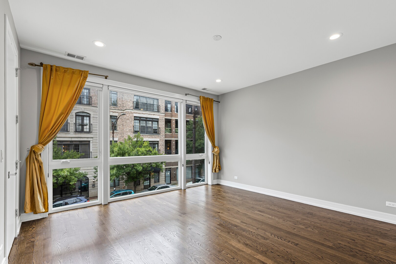 Building Photo - 2239 W Belmont Ave