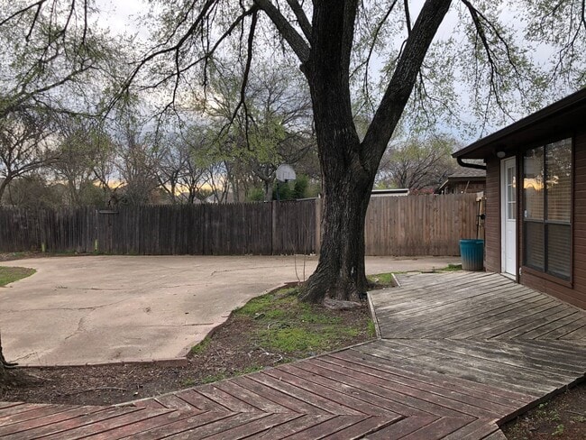 Building Photo - 208 E Denton Dr
