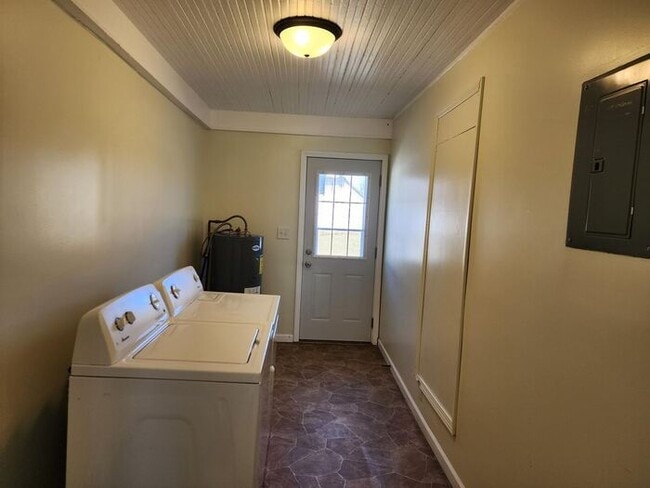Building Photo - 2 Bedroom Home in the Country