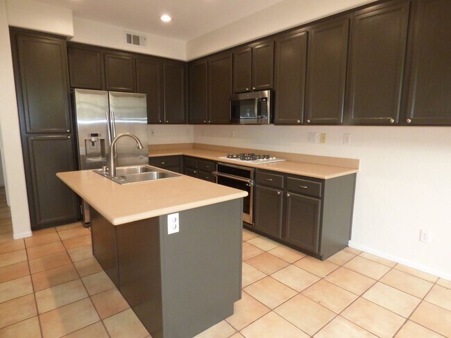 Building Photo - Spacious Townhouse located in Poinsettia Heights