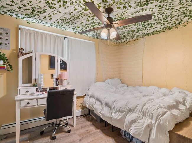 Building Photo - 2 Kitchen Home in Woodhaven