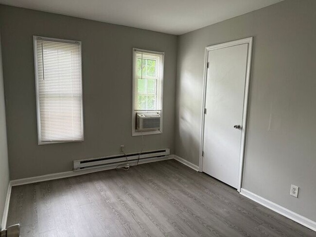 Building Photo - Amazing 4 BR Home for a Great Price!