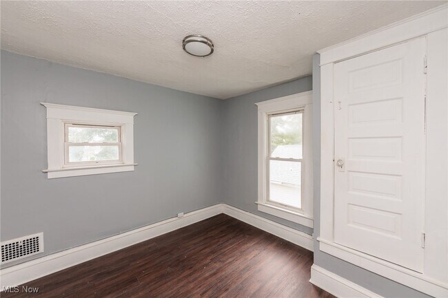 Building Photo - 1226 W Erie Ave