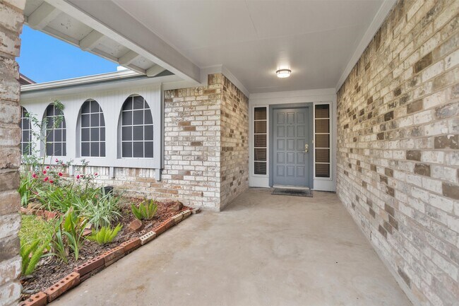 Building Photo - 16327 Green Shade Dr