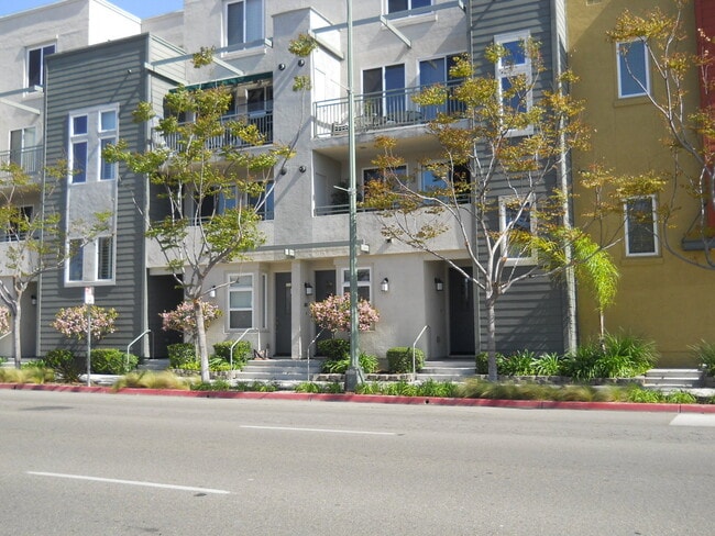 Primary Photo - Beautiful 2 bedroom 2 bath town home plus ...
