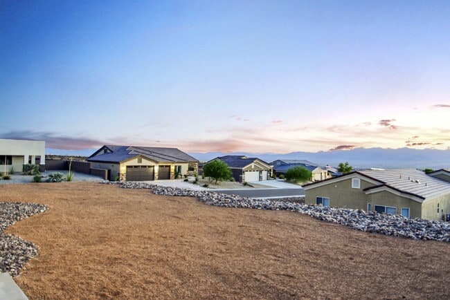 Building Photo - Beautiful Contemporary home with panoramic views! Community pool and club house use included.