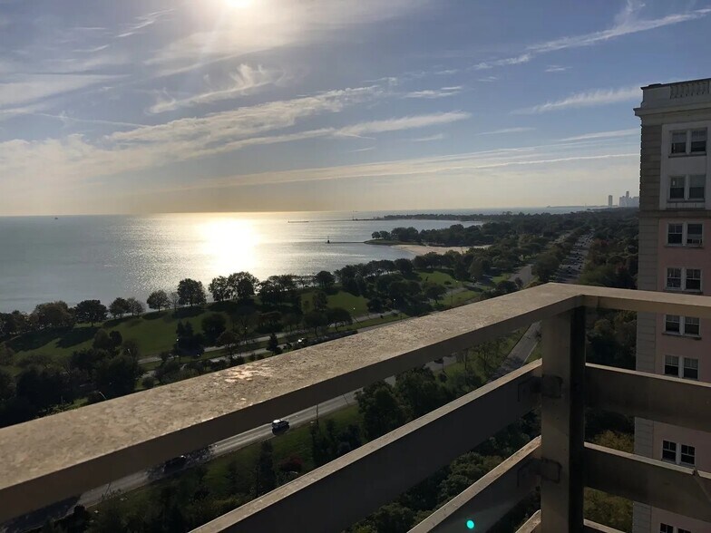 Building Photo - 5601 N Sheridan Rd