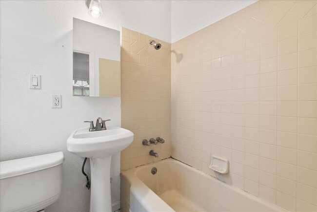 Building Photo - 2818 S Bronson Ave