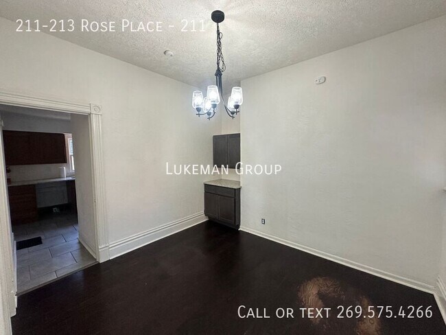 Building Photo - 211-213 Rose Place-211
