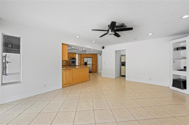 Building Photo - 1120 E Tropical Way