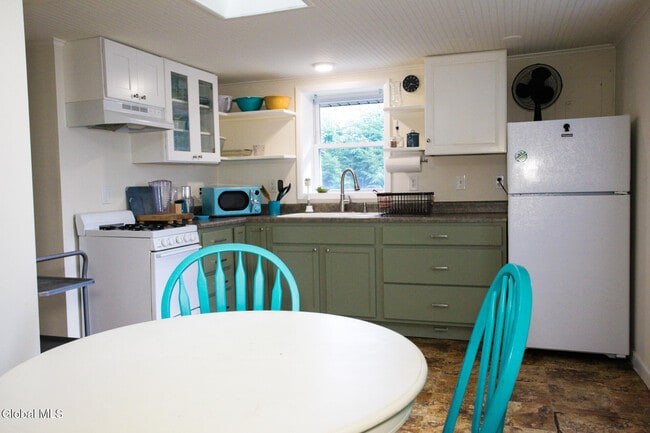 Building Photo - 10 Newark St