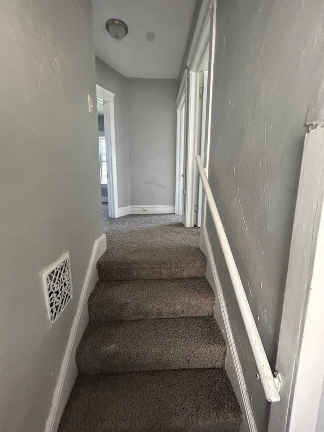 Building Photo - Section 8 Accepted! Spacious newly renovat...