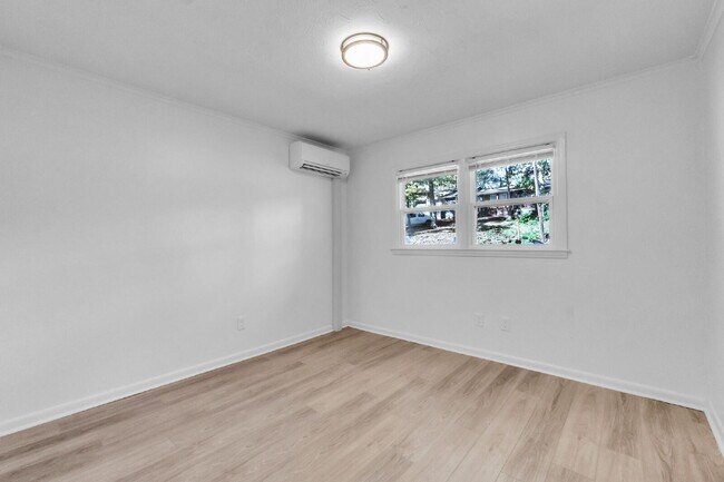 Building Photo - Updated 2-Bedroom 1-Bathroom Duplex in Spartanburg with Modern Finishes and Convenient Location!