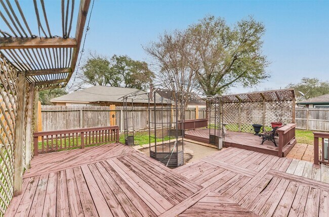 Building Photo - 16606 Burlcreek St
