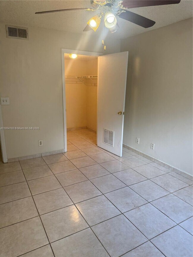 Building Photo - 9999 Summerbreeze Dr