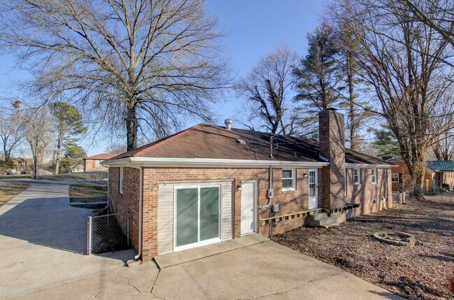 Building Photo - Three Bedroom Home Close to Ft. Campbell