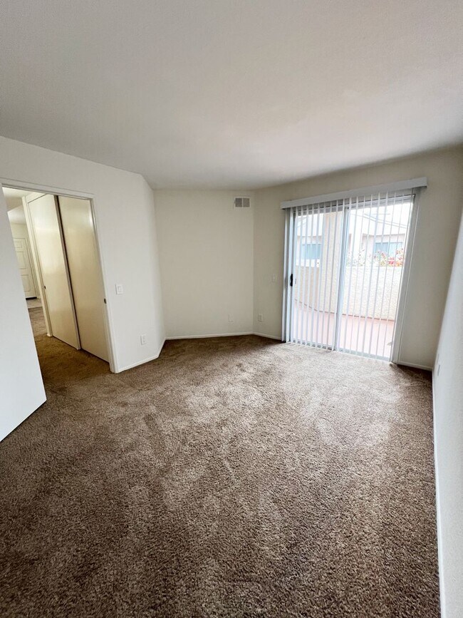 Building Photo - 2 Bed/2 Bath Third Level Condo at City Scene!