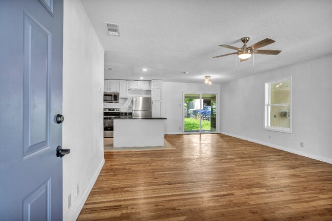 Building Photo - 705 E 9th Ave