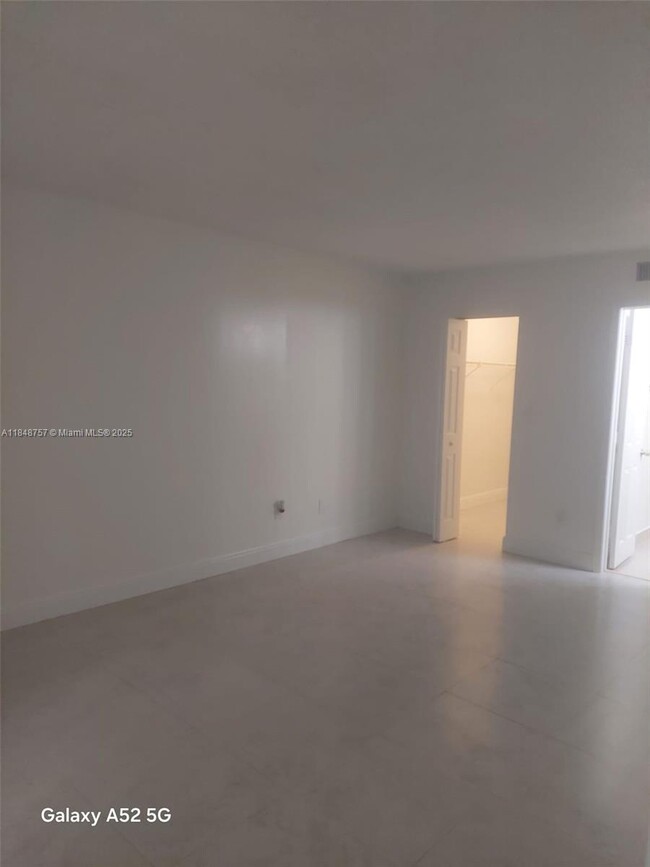 Building Photo - 14421 N Kendall Dr