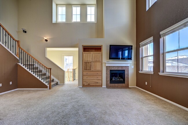 Building Photo - $2,675 - 2 Bed, 2 Bath Updated Condo in Hi...
