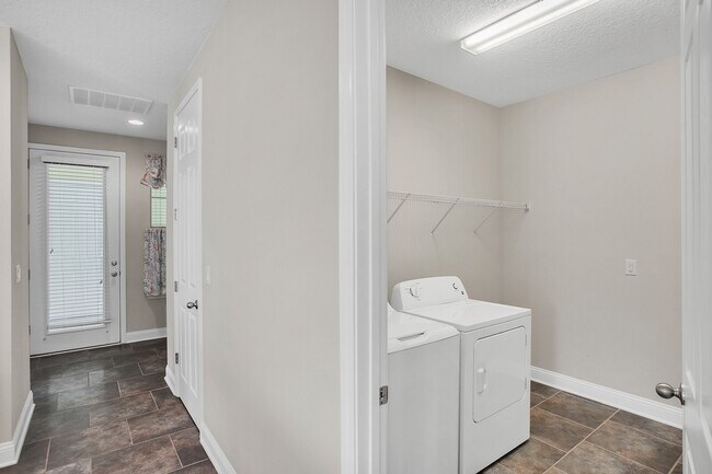Building Photo - Beautiful 4 bedroom/ 2 bathroom home in Ri...
