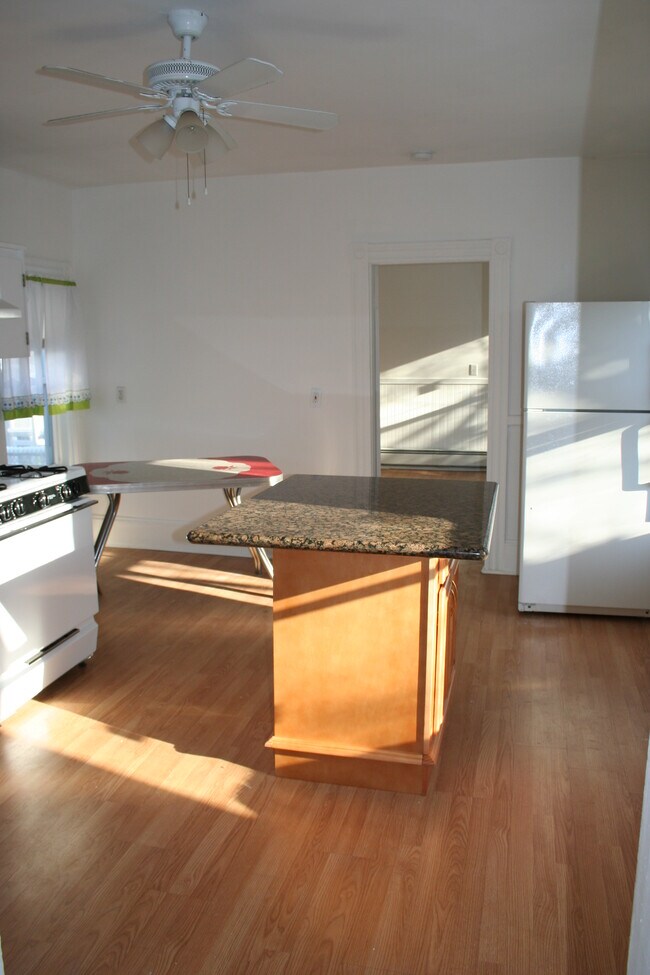 Primary Photo - 258 W 6th St