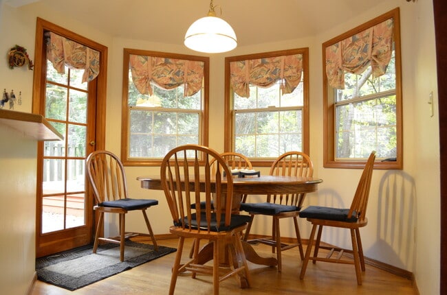 Building Photo - Traditional 4-Bedroom Home Near Microsoft ...