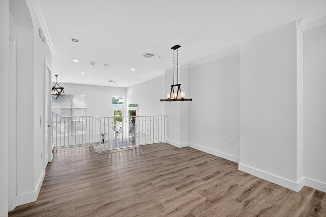 Building Photo - 508 N Birch Rd