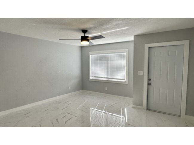 Primary Photo - 2 bedroom 2 Bath Newly Upgraded! Available...