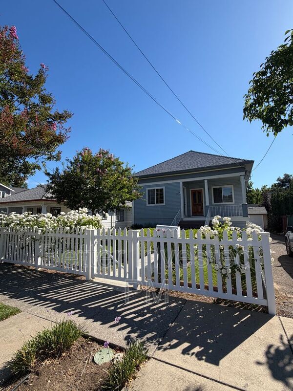 Building Photo - 204 N Main St