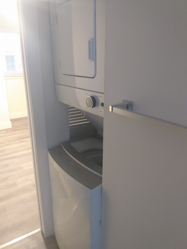 Building Photo - 1527 W Farnum Ave