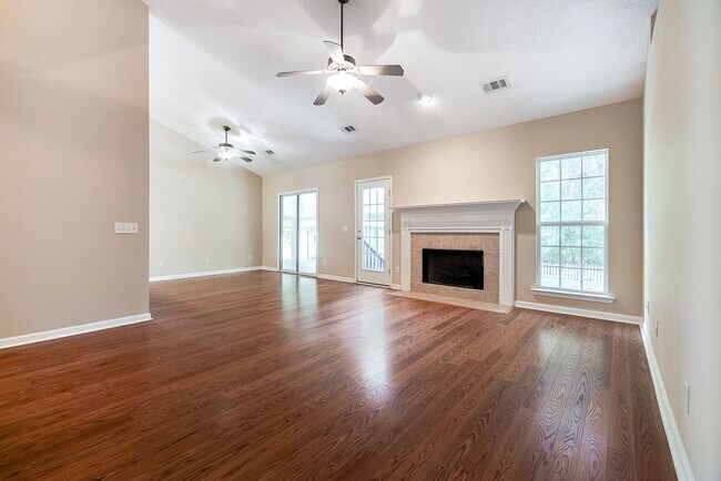 Building Photo - 868 Young Way