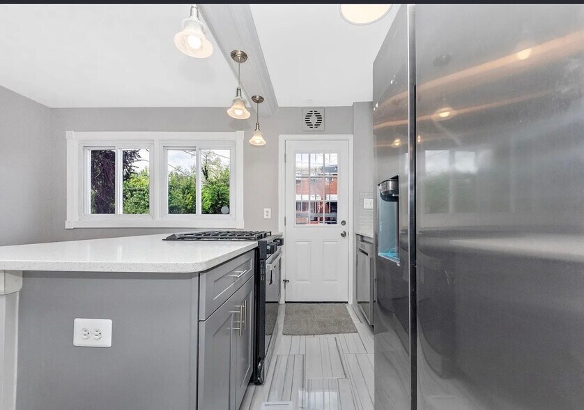 Building Photo - 2100 Ashburton St