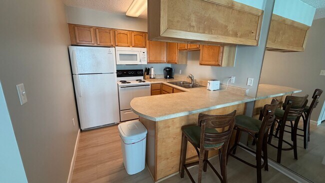Building Photo - 3600 Thomas Dr