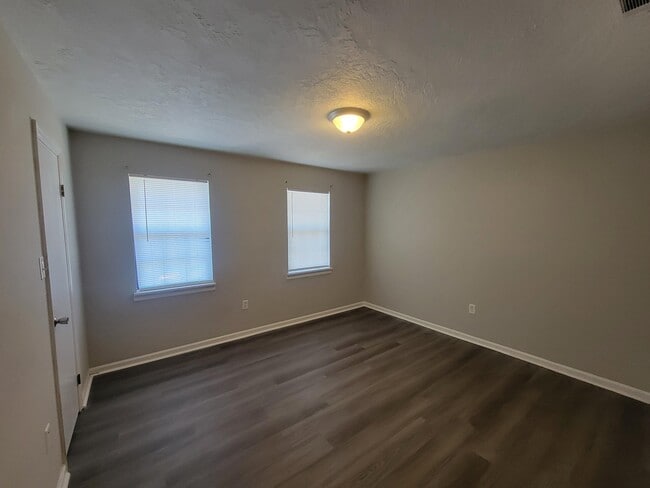 Building Photo - 3921 Miramar Dr Ext