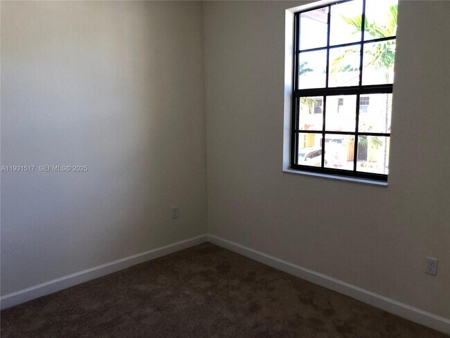 Building Photo - 105 SE 33rd Terrace