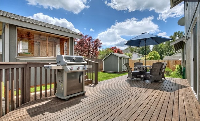 Building Photo - Beautiful Designer 3 bedroom home in Quiet...