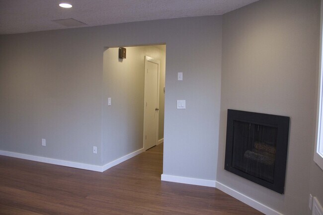 Building Photo - 2bed/2bath, W/D in unit, garage, and all d...