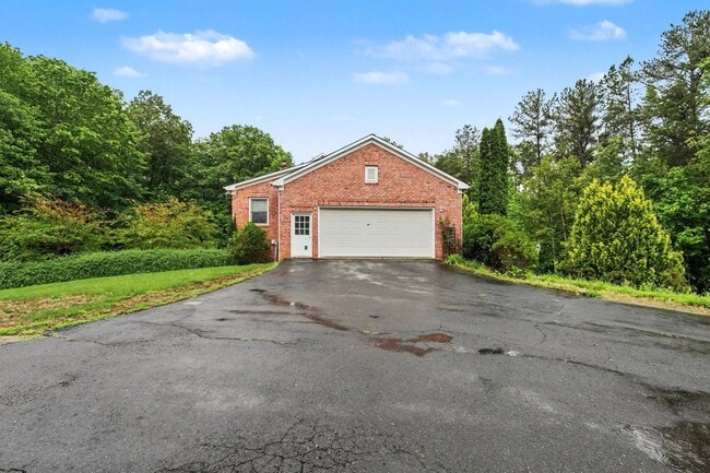 Building Photo - Ultimate Aviation Estate: Luxury 1-Level Living on 5+ Acres Near Downtown Fredericksburg