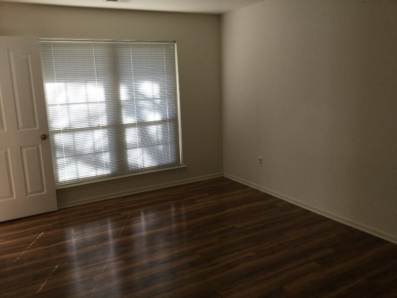 Building Photo - 209 Foxmeadow Dr