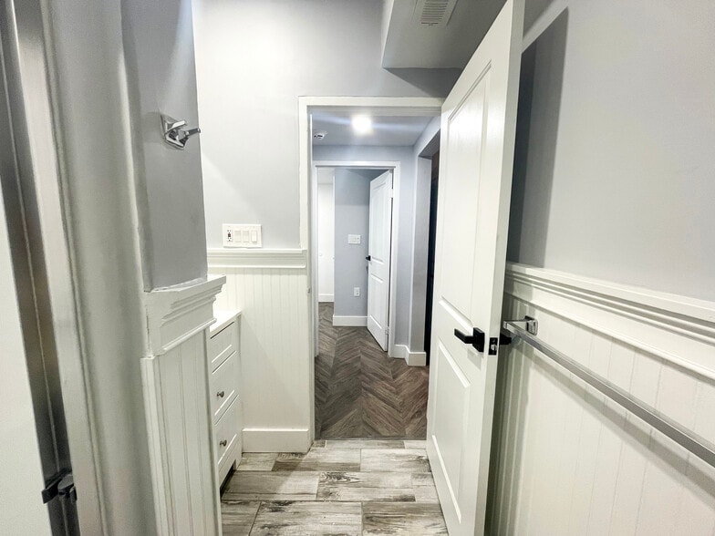 Building Photo - 4027 Beechwood Blvd