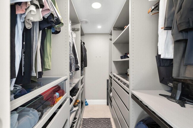 Building Photo - 111 Lake Emerald Dr