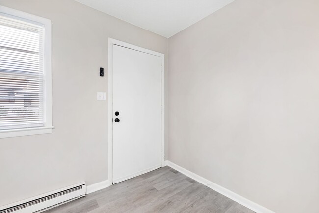 Building Photo - Chic and Updated 2-Bedroom Apartment in Ca...