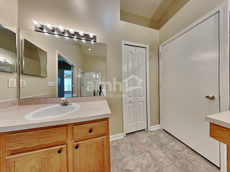 Building Photo - 807 Ridge Haven Dr