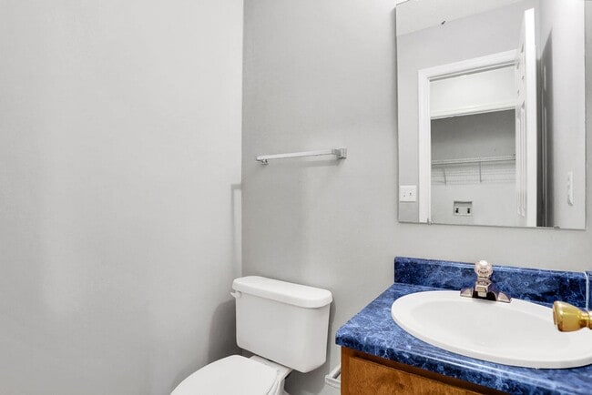 Building Photo - 3 bedroom 2.5 bath home